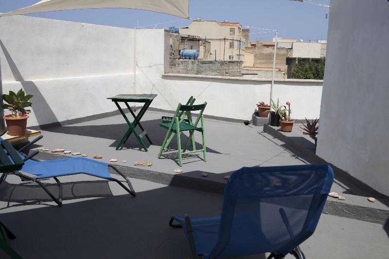 Area 12 Bb Bed & Breakfast Trapani Bagian luar foto